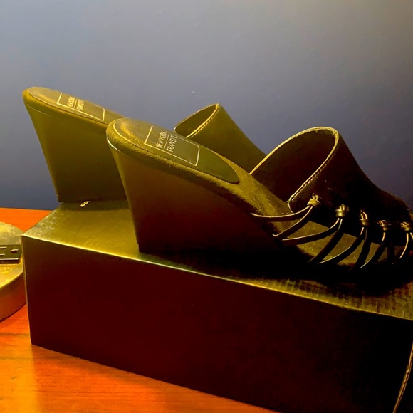 Cutest Wedges! Blk New in the Box! - Picture 1 of 2